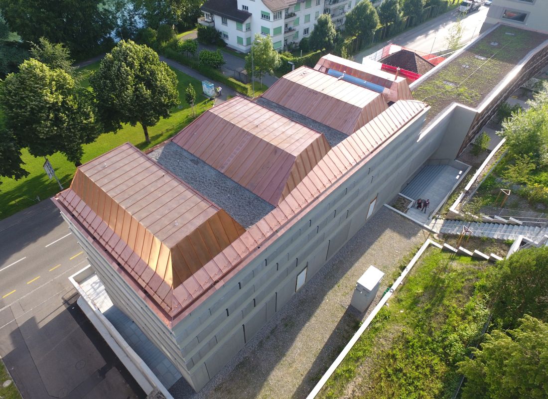 Flachdach mit Kupfer Metalldach und Falztechnik an Gebäude in der Schweiz, Spenglerei Aargau