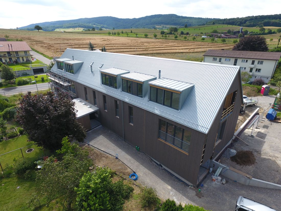 Modernes Wohngebäude mit Metalldach aus Aluminium in ländlicher Umgebung im Aargau, Schweiz