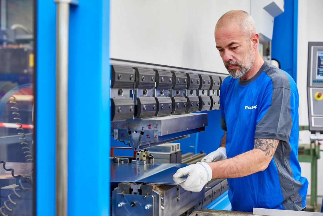 Vorfertigung Metalldach in der Werkstatt