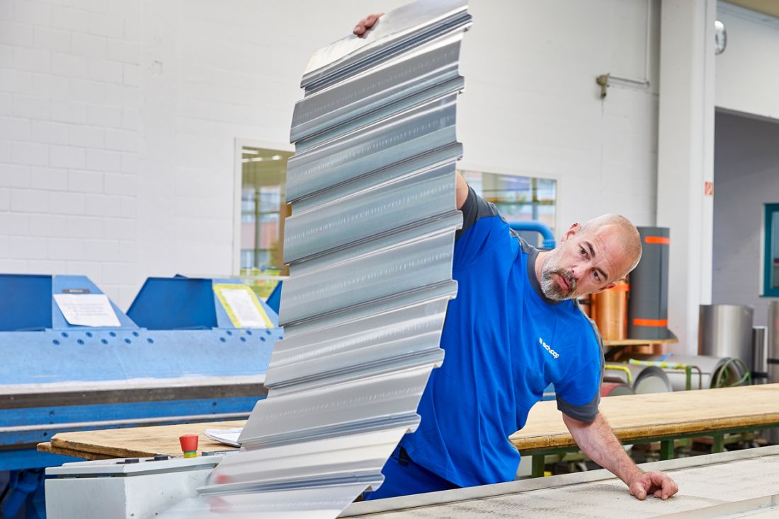 Vorfertigung Metalldach in der Werkstatt