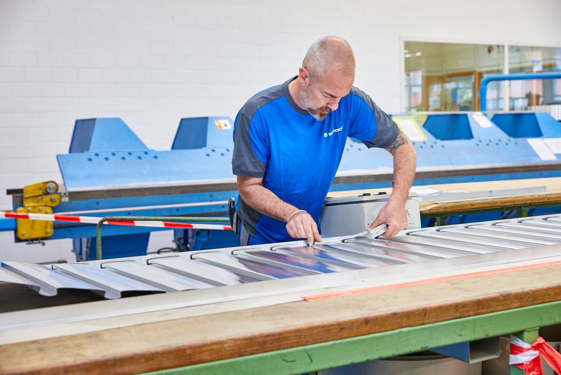 Vorfertigung Metalldach in der Werkstatt