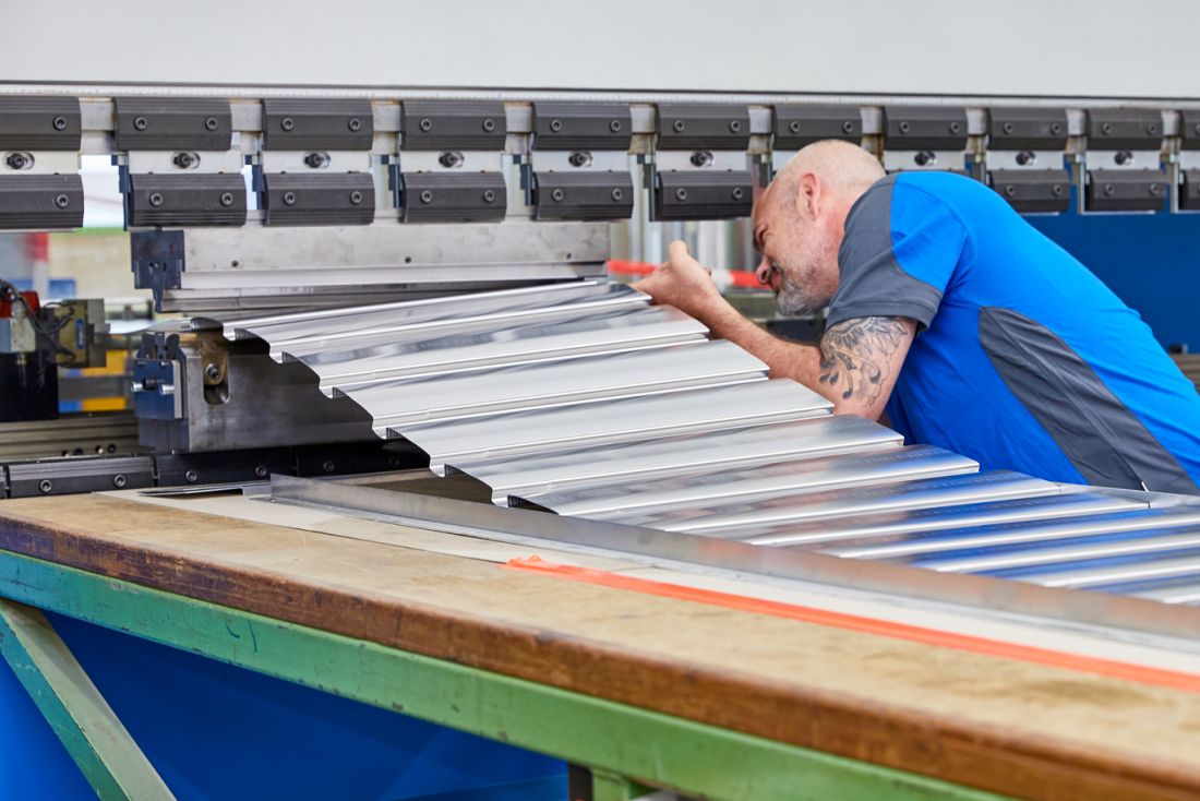 Vorfertigung Metalldach in der Werkstatt