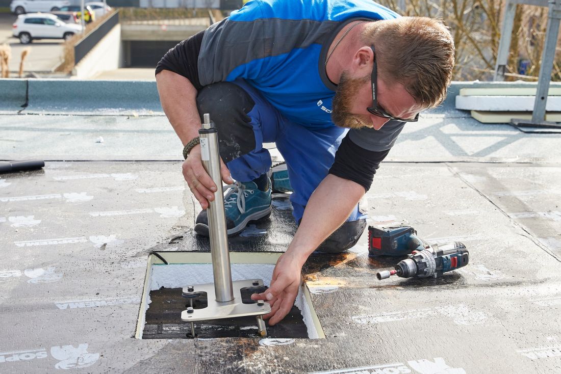 Montieren eines Anschlagpunkts Absturzsicherung