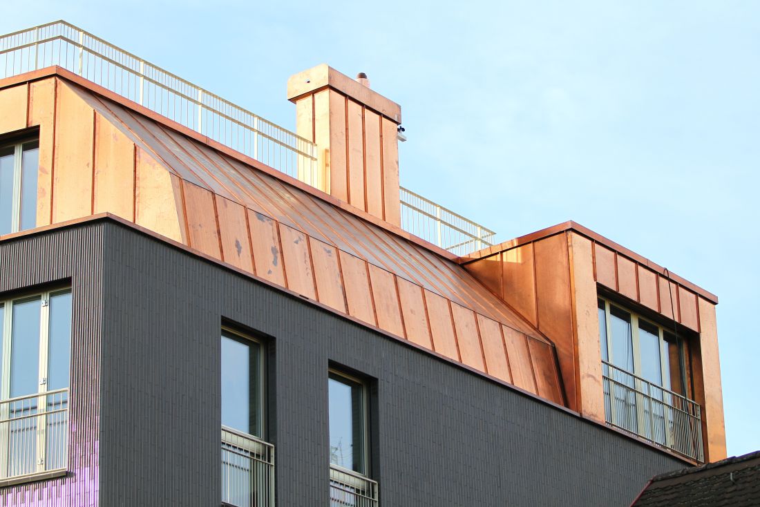 Modernes Kupfer-Metalldach mit Stehfalz auf Wohngebäude in der Schweiz, Spenglerei-Material im Aargau