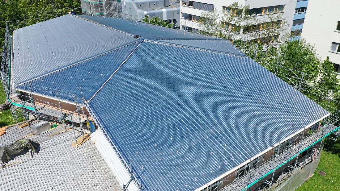 Dachsanierung mit Fural – leichte Aluminium-Eindeckung auf einem sanierten Schweizer Altba