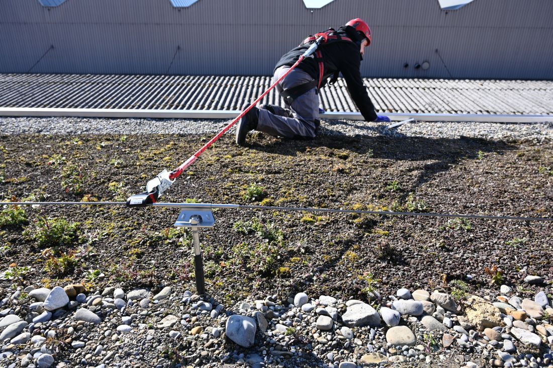 Wartung einer Absturzsicherung auf dem Flachdach