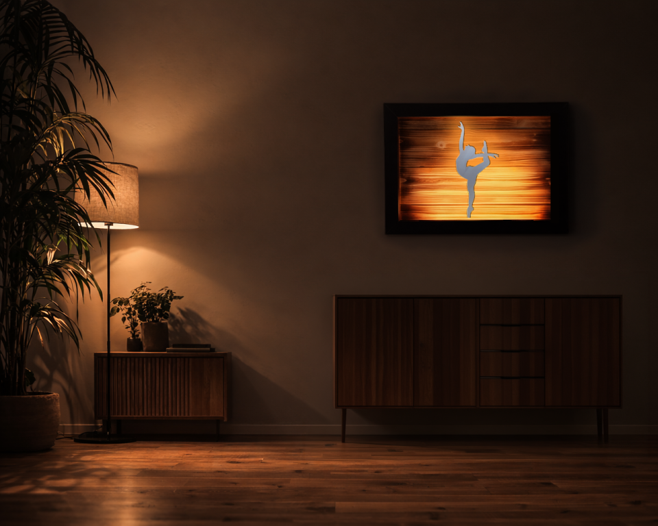 Wandbild aus Metall mit LED Beleuchtung in einem stylischen Wohnzimmer, modern und warmes Licht