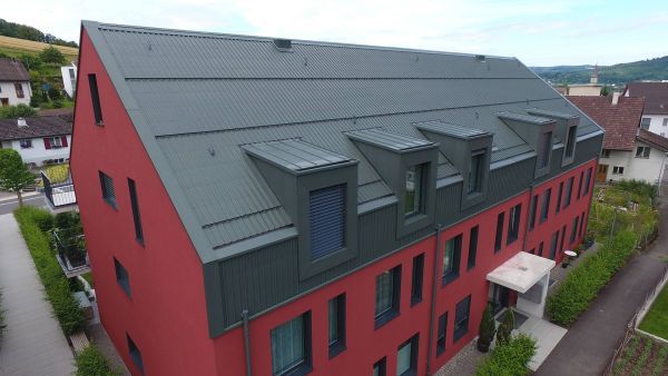 Fural Dach auf Mehrfamilienhaus